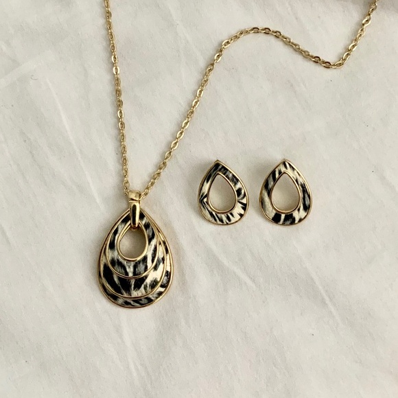 Jewelry - Matching earring and necklace set